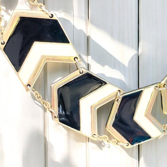 Black White & Gold Articulated Chevron Necklace Gold Tone Chain 17"L 3" Extender - Picture 3 of 5